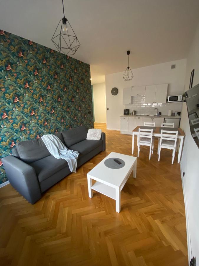 Hostel Pod Topolami زيلونا غورا المظهر الخارجي الصورة