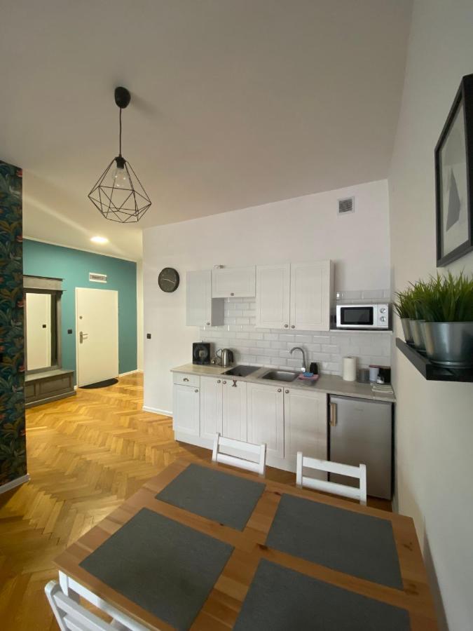 Hostel Pod Topolami زيلونا غورا المظهر الخارجي الصورة