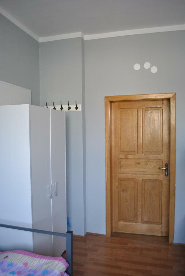 Hostel Pod Topolami زيلونا غورا المظهر الخارجي الصورة