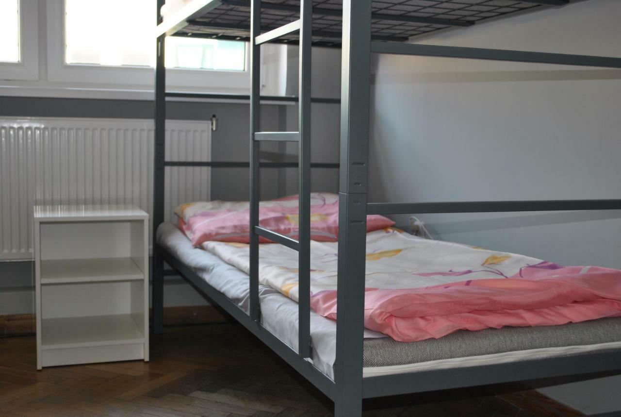 Hostel Pod Topolami زيلونا غورا المظهر الخارجي الصورة